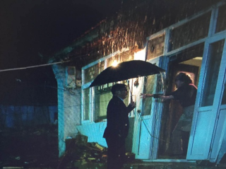 暴雨之夜，家的守望，手机光影与梦乡温柔的交织